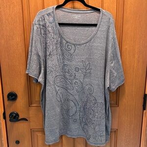 🍀Gray round neck tee with paisley print and rhinestone scatter 3X 26/28W🍀
